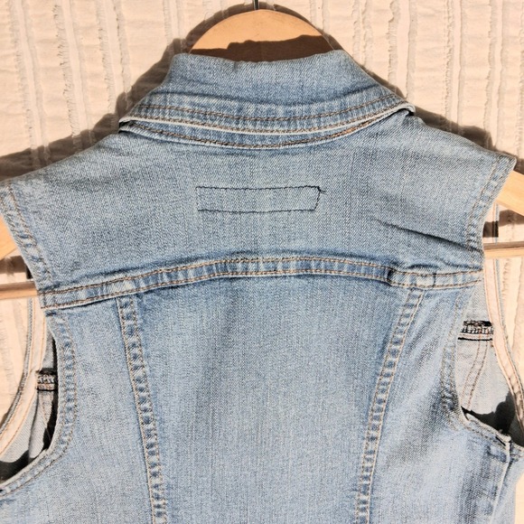 Women's Light Wash Denim Jean Vest GJG Sleeveless Button Up Distressed  Size S - Picture 6 of 17